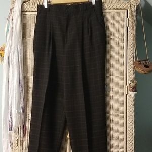 Front pleated pants with pockets